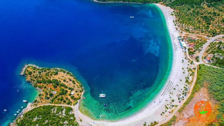 Βουνό και θάλασσα γίνονται ένα σε μία από τις ομορφότερες παραλίες της Πελοποννήσου