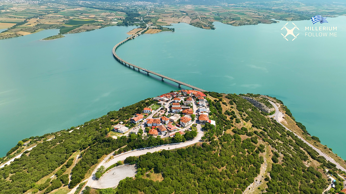 Νεράιδα: Το χωριό με τη μαγευτική θέα στη λίμνη Πολυφύτου και τη γέφυρα Σερβίων