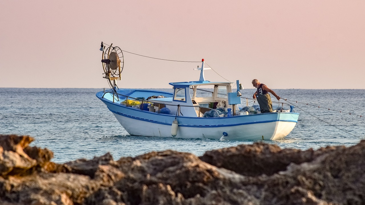 Ψαράς εντόπισε νάρκη και πυρομαχικό υλικό στη Μεθώνη