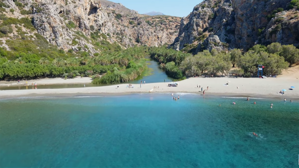 Η γνωστή παραλία με το φοινικόδασος που δεν πρέπει να παραλείψεις