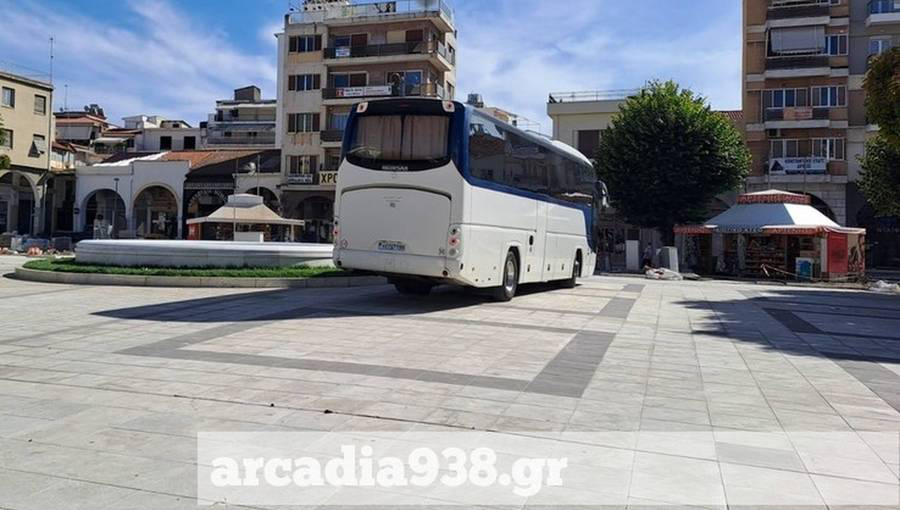 Τρίπολη: Γιατί το τουριστικό λεωφορείο πέρασε με ταχύτητα πάνω από την πλατεία
