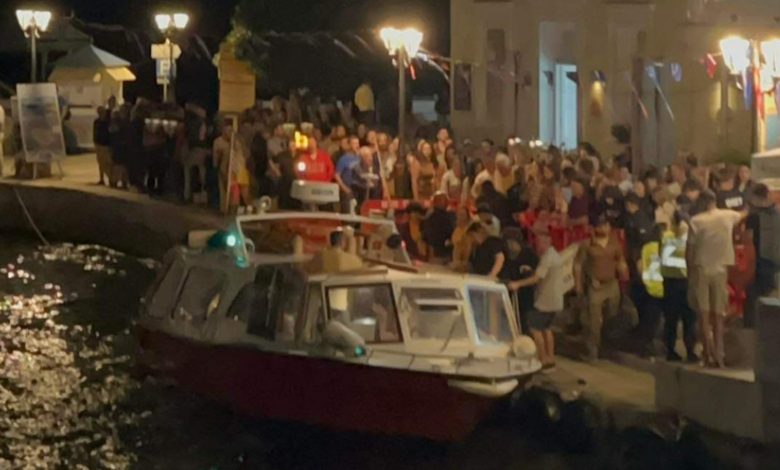Αναχώρηση κόσμου από Αρμάτα στις Σπέτσες (2)