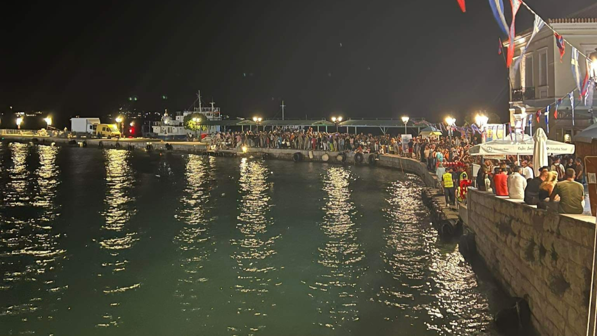 Σπέτσες: Σάλος με χιλιάδες ανθρώπους που ξέμειναν στο λιμάνι – Τα θαλάσσια ΤΑΞΙ δούλευαν όλη τη νύχτα