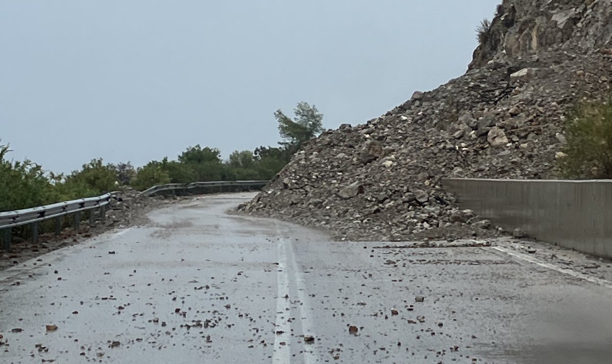 Κακοκαιρία Daniel: Εικόνες καταστροφής στο οδικό δίκτυο της Επιδαύρου