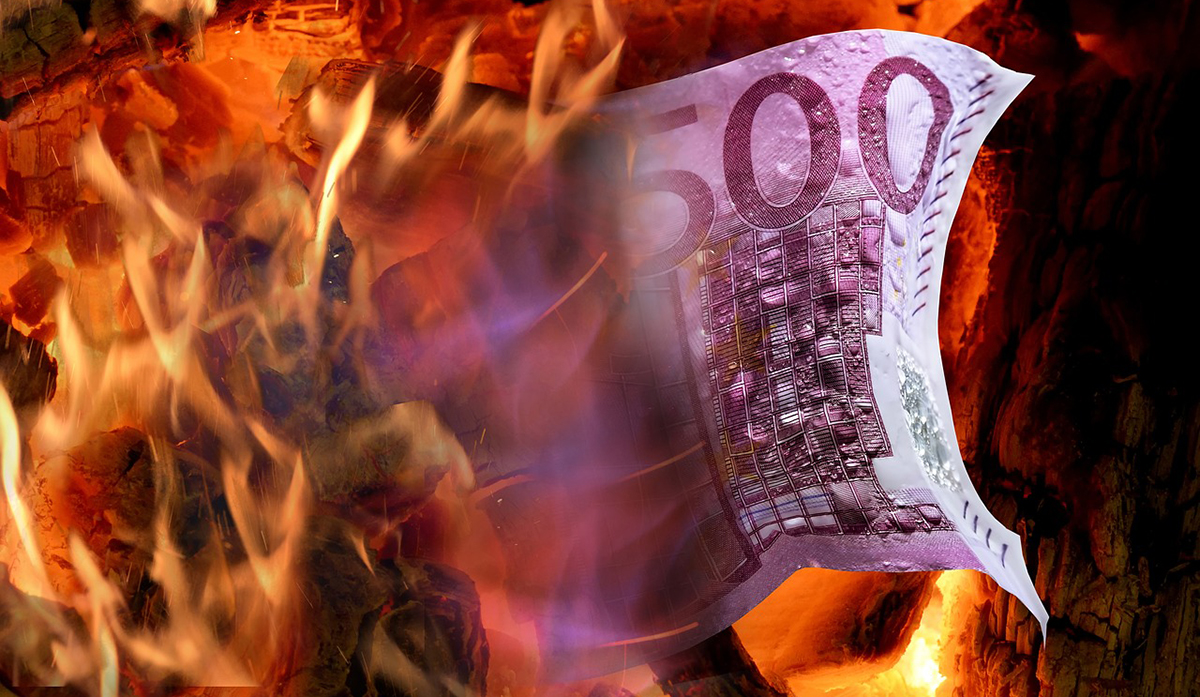 Πύργος: Έκλεψε 10.800 ευρώ από φορτηγό, κράτησε 2.580 και στα υπόλοιπα έβαλε φωτιά