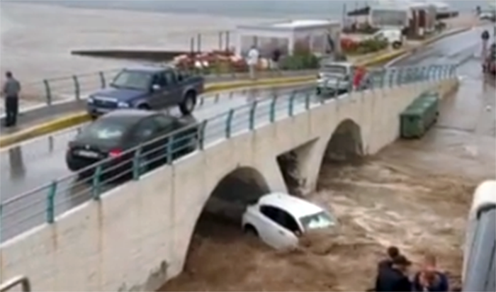 Κακοκαιρία Daniel: Τα ορμητικά νερά του ποταμού «κατάπιαν» αυτοκίνητα στη Νεάπολη Λακωνίας (Βίντεο)
