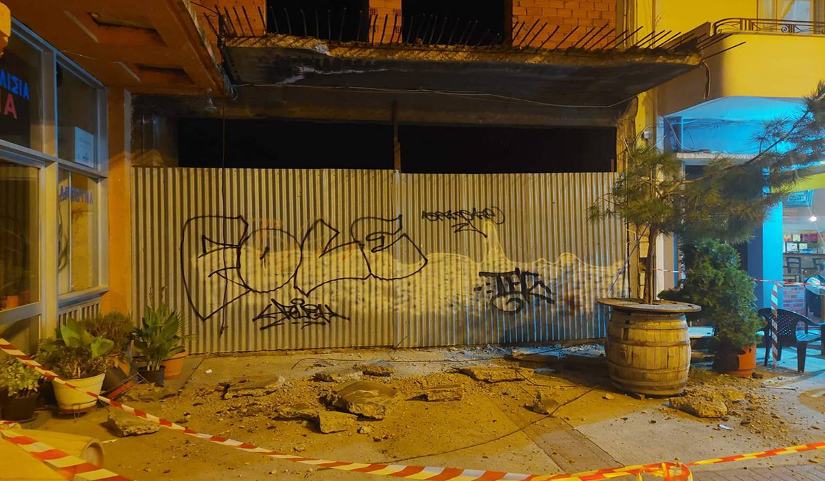 Τρίπολη: Είδαν το μπαλκόνι να πέφτει πάνω στην πλατεία
