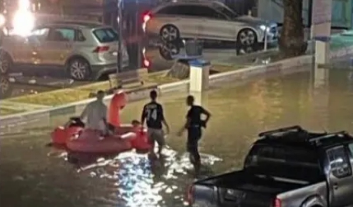 Πόρτο Χέλι: Βγήκαν στους πλημμυρισμένους δρόμους με φουσκωτά ροζ φλαμίνγκο