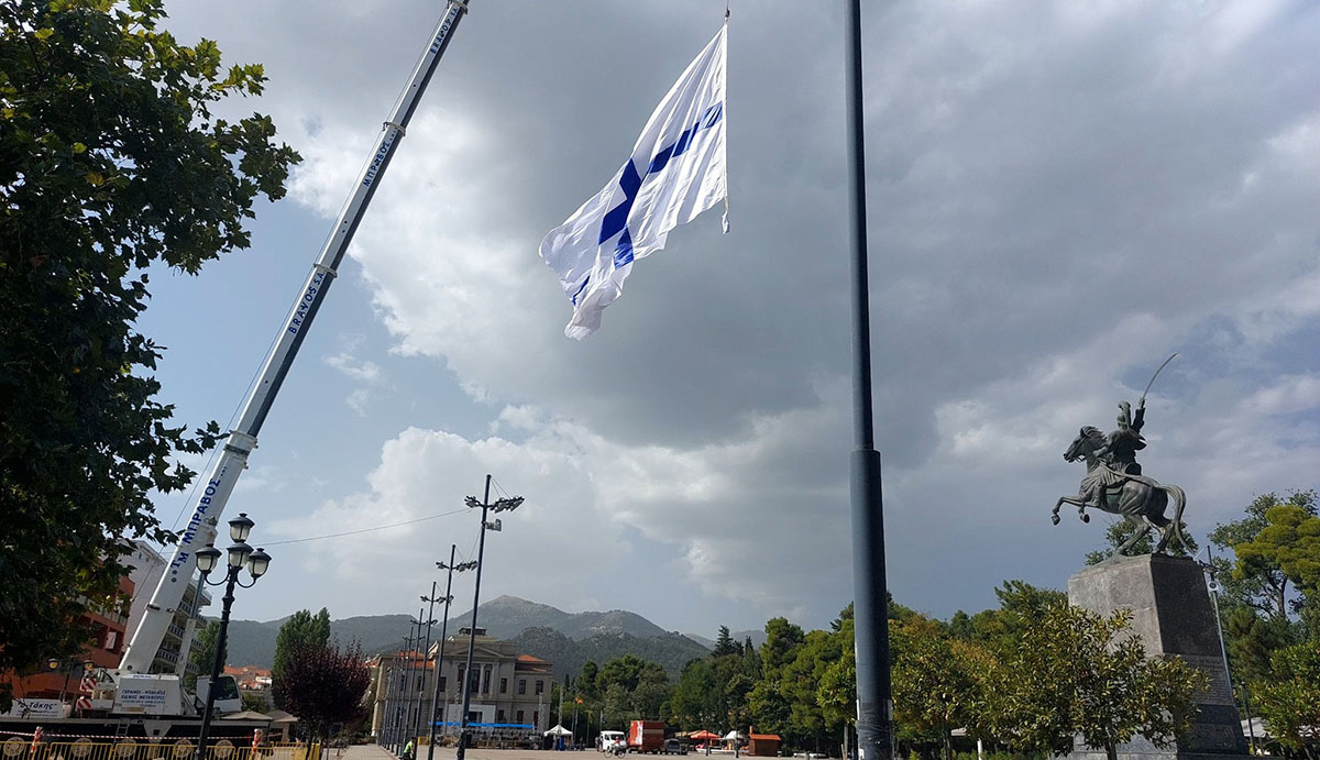 Τρίπολη: Ποια είναι η επιβλητική σημαία στα 67 μέτρα ύψος που δεσπόζει στην Πλατεία Άρεως