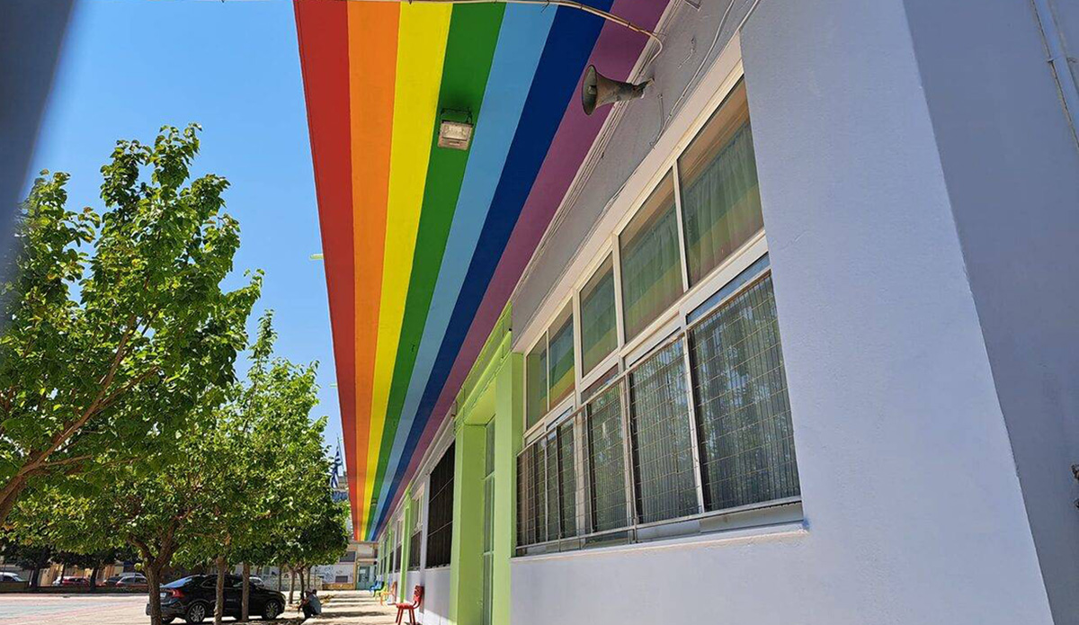 Κόρινθος: «Είναι τα χρώματα της ίριδας» απαντά ο αντιδήμαρχος που έβαψε το σχολείο και σκανδάλισε