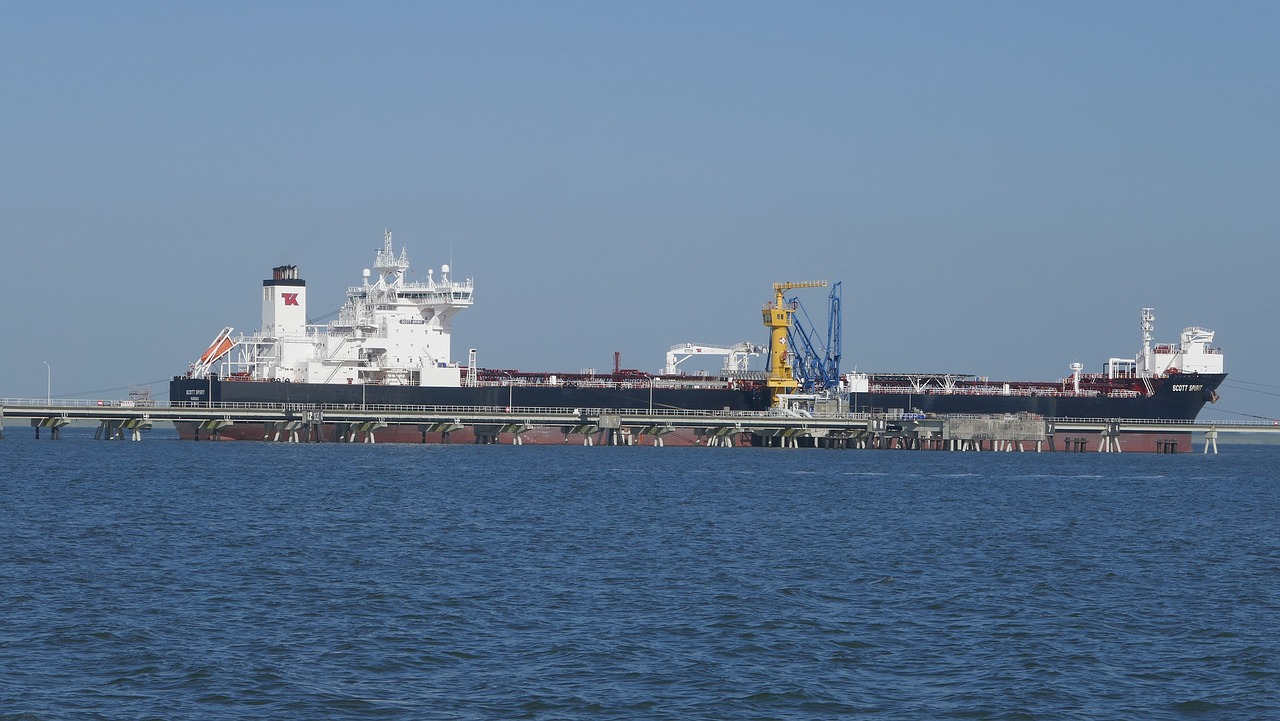 Bloomberg: Με spoofing μεταφέρουν ρωσικό πετρέλαιο από πλοίο σε πλοίο ανοιχτά της Λακωνίας