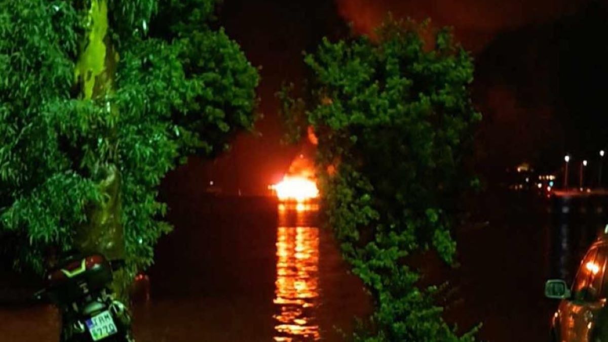Κεραυνός χτύπησε ιστιοφόρο στο Πόρτο Χέλι και πήρε φωτιά