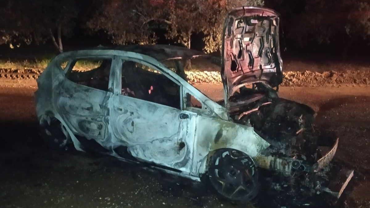 Λαμπάδιασαν αυτοκίνητο στην Επίδαυρο, αφού έκλεψαν ΑΤΜ στην Κόρινθο