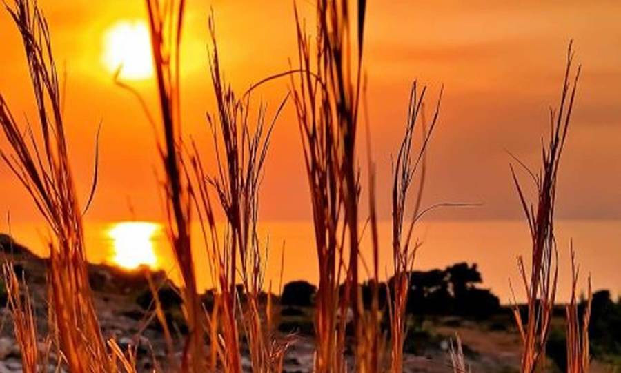 Ηλιοβασίλεμα στην Ελαφόνησο μέσα από τα μάτια του Βασίλη Τζιάβα