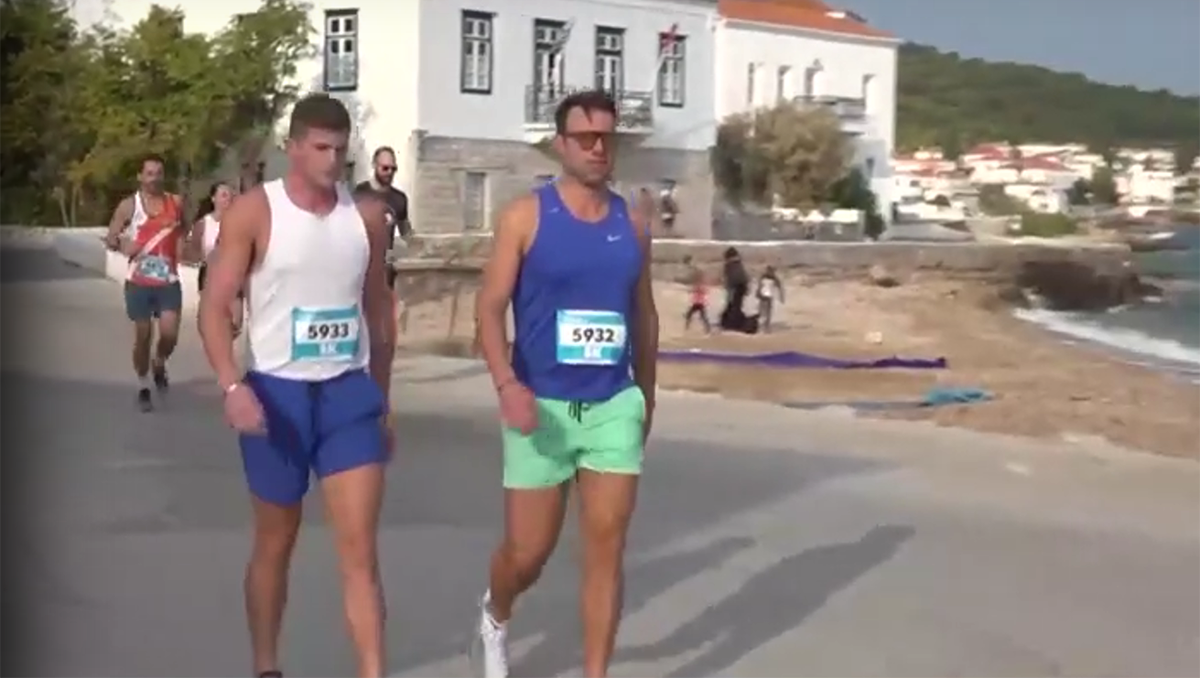 Ο Στέφανος Κασσελάκης έτρεξε στο Spetses Mini Marathon παρέα με τον Τάιλερ (Βίντεο)