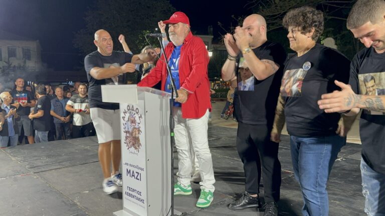 Μεσσηνία: Βγήκε δήμαρχος και το πανηγύρισε με καπέλο ΣΥΡΙΖΑ μπλούζα ΝΔ και παπούτσια ΠΑΣΟΚ
