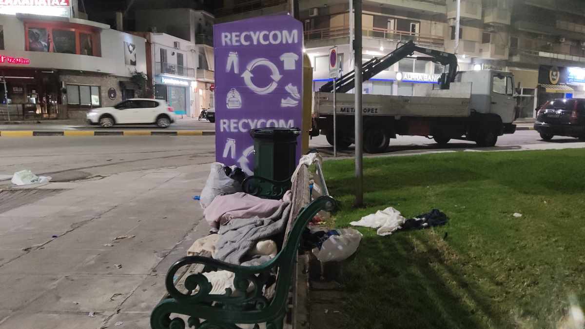 Ναύπλιο: Σκόρπια ρούχα στην Ενδεκάτη – Πλήττεται η εικόνα της πόλης και ο θεσμός της ανακύκλωσης
