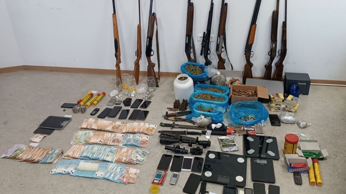 Αργολίδα: Στα χέρια της Αστυνομίας εγκληματική οργάνωση – Κατασχέθηκαν 7 κιλά κάνναβης – 10 όπλα – 65.000 ευρώ