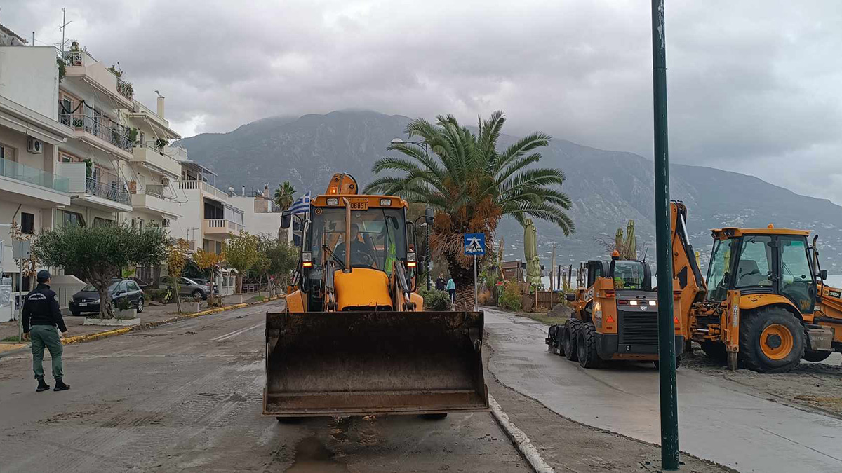 Καλαμάτα: Ισχυροί νοτιάδες έβγαλαν τη θάλασσα στη στεριά