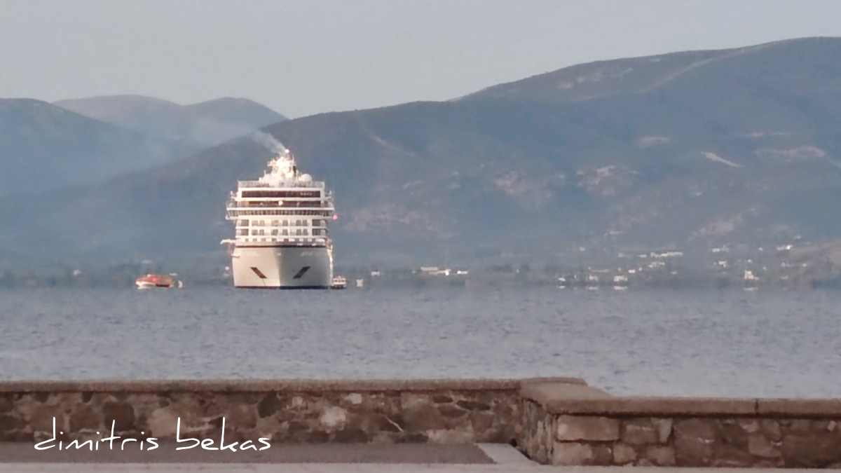 Ακόμα ένα πλωτό παλάτι κοσμεί το λιμάνι του Ναυπλίου