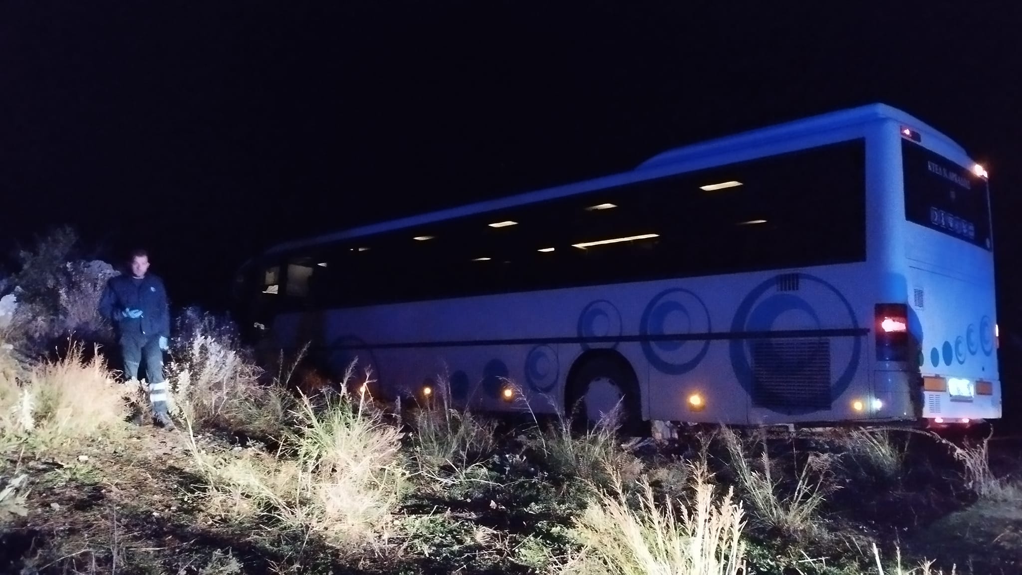 Τραγωδία στην Αρκαδία: Νεκρός οδηγός του ΚΤΕΛ – Το λεωφορείο κρεμάστηκε σε γκρεμό