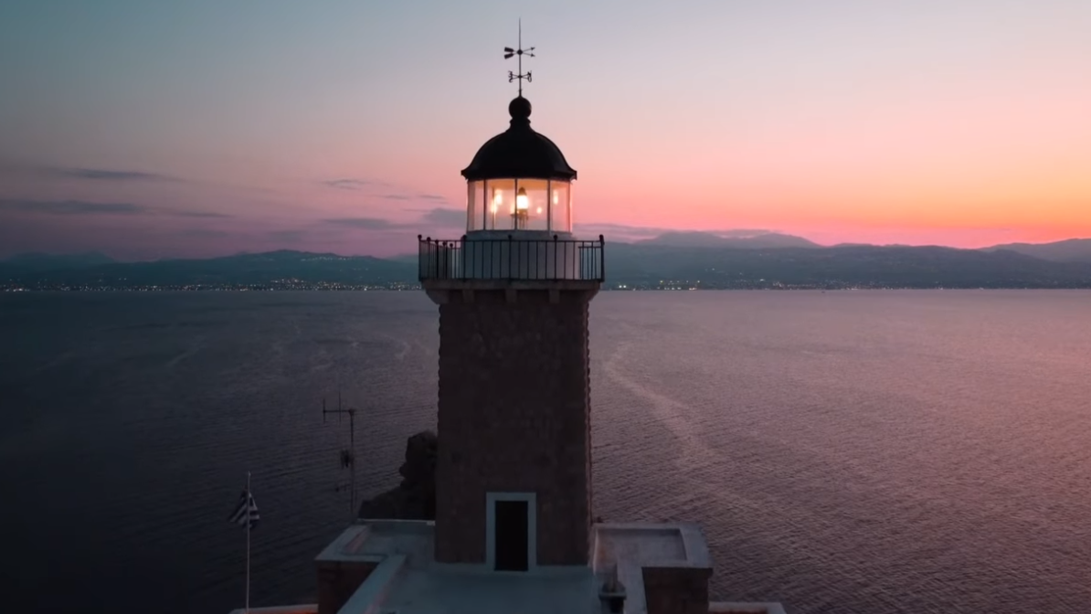 Μελαγκάβι: Ο ομορφότερος φάρος του Κορινθιακού