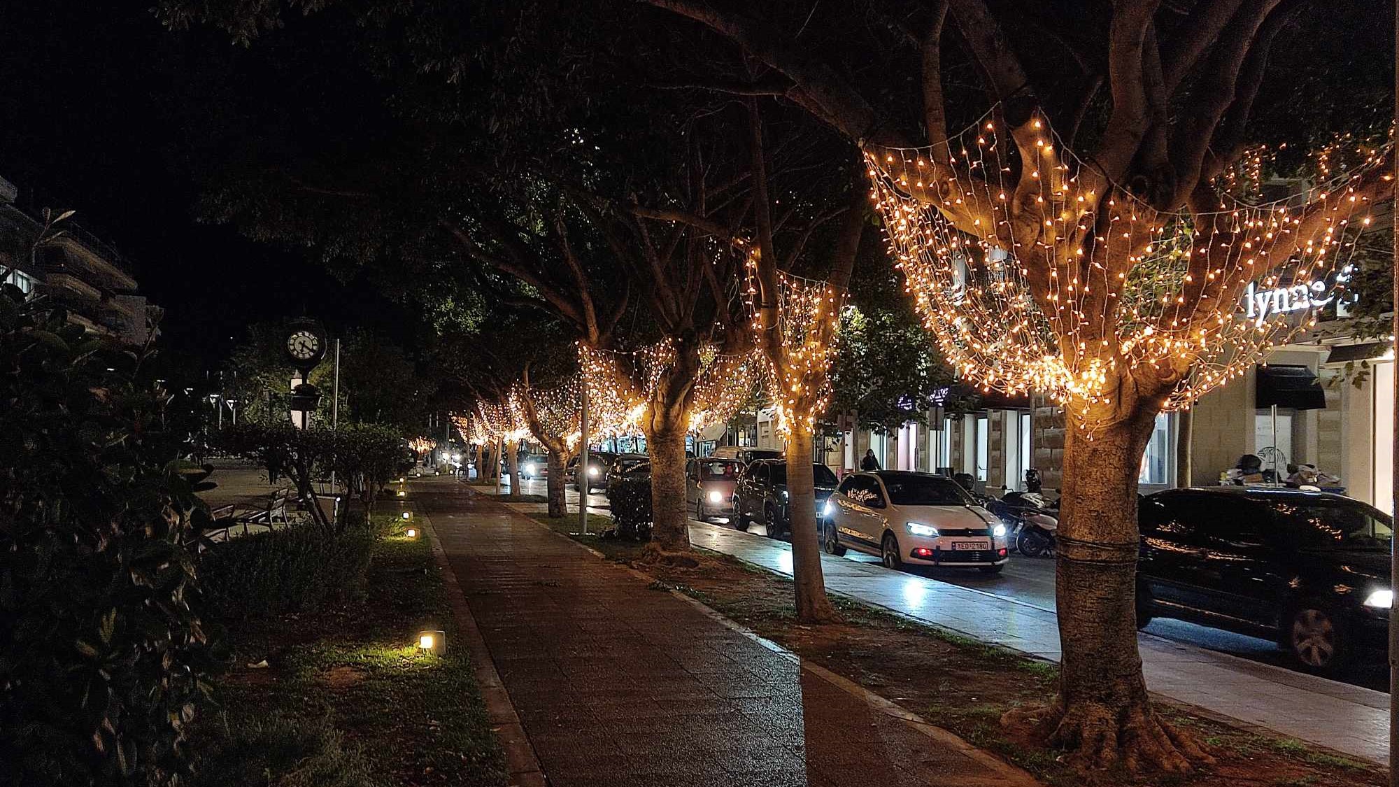 Φοράει τα καλά της η Καλαμάτα για να υποδεχθεί τα Χριστούγεννα