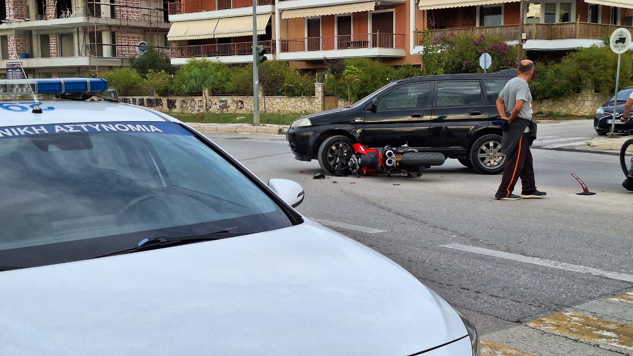 Ναύπλιο: Είχε άγιο! Μηχανή καρφώθηκε κάτω από αυτοκίνητο