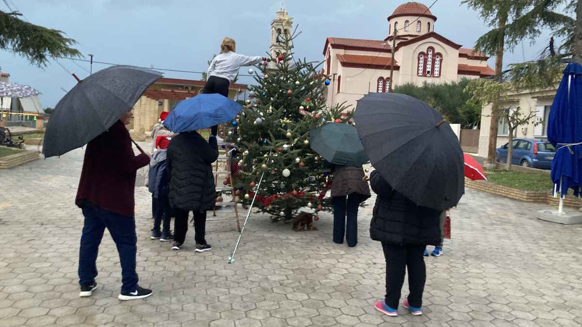 Πουλλακίδα: Στολίστηκε το Χριστουγεννιάτικο δέντρο παρά τη βροχή
