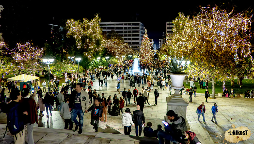 Βραδινή βόλτα στη Χριστουγεννιάτικη Αθήνα (Βίντεο)