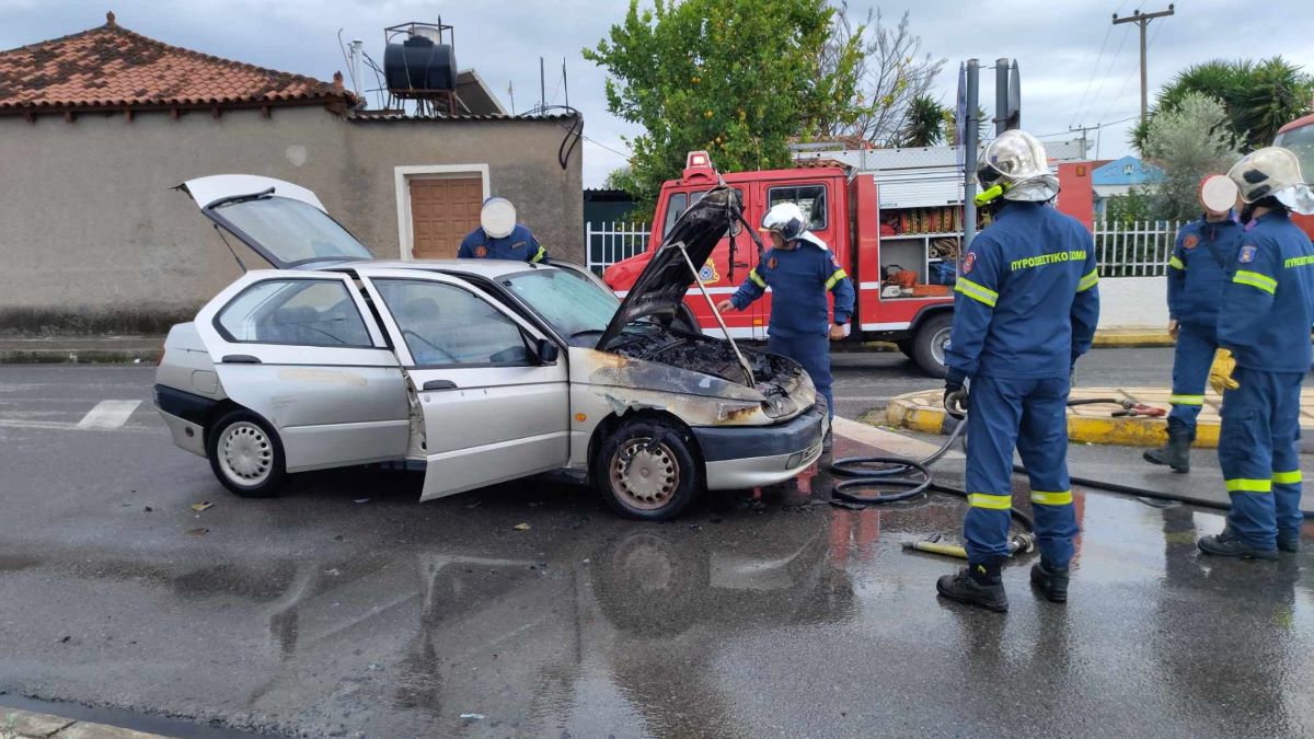 Άργος: Λαμπάδιασε αυτοκίνητο στη μέση του δρόμου (εικόνες)