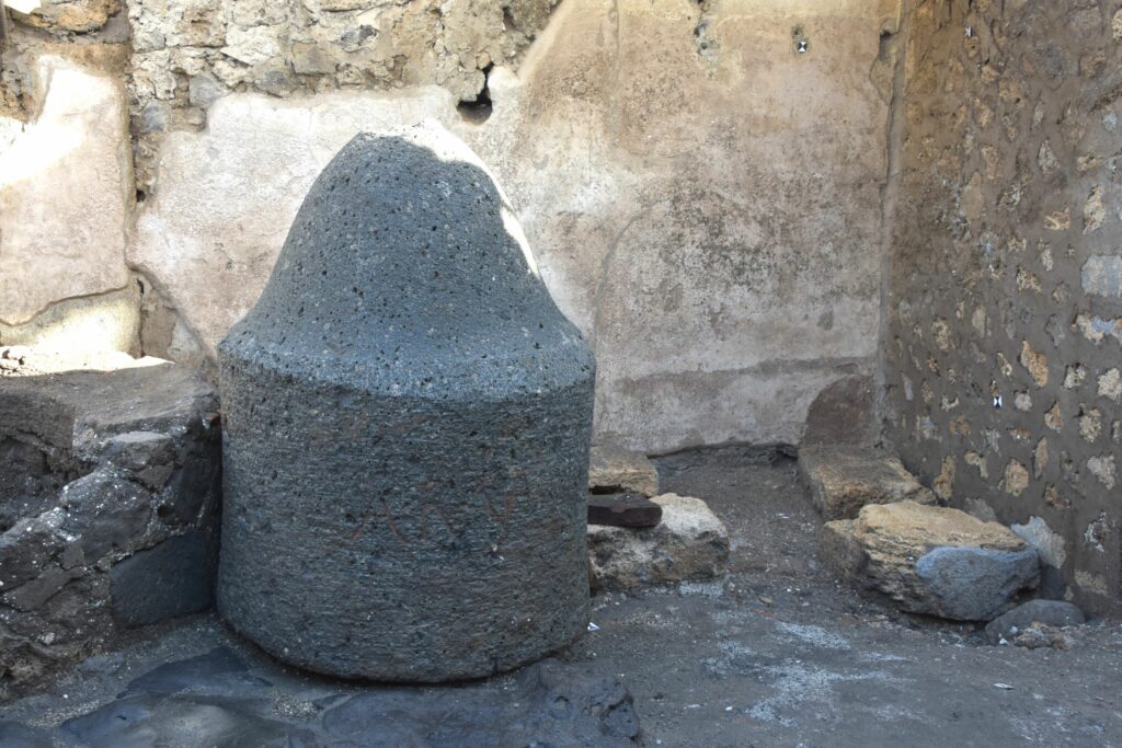 Εικ. 3α Ανασκαφές panificium regio ix Μύλος (@parco archeologico di pompei)