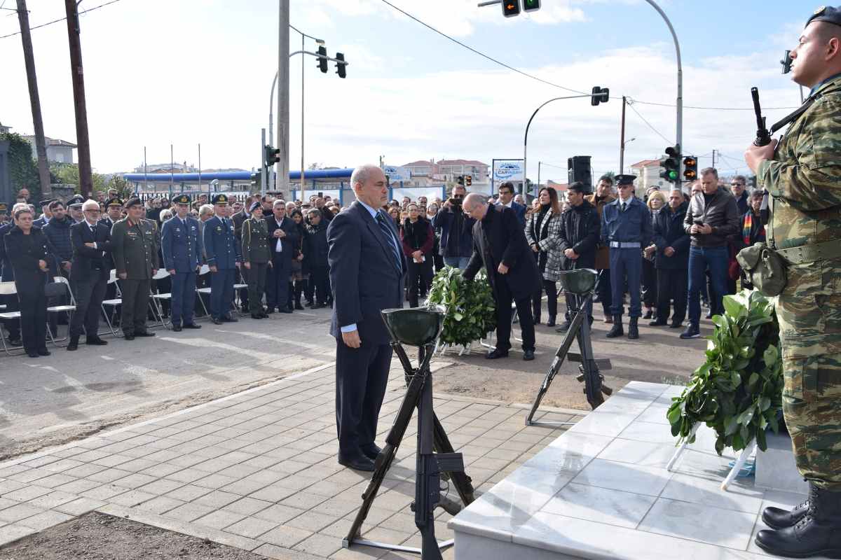 Κατάθεση στεφάνου στην προτομή Τουρούτσικα