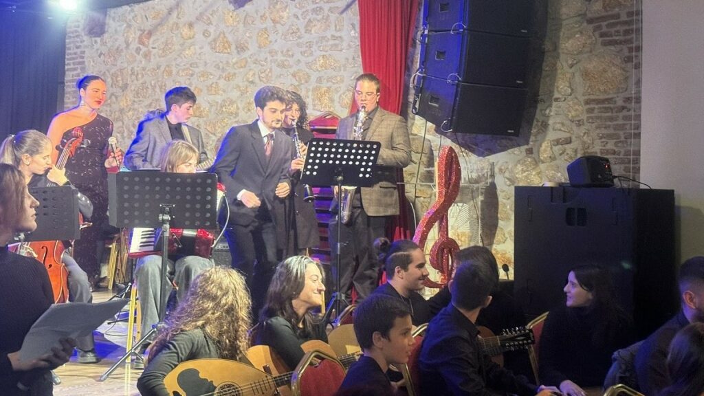 Ο μουσικός Δημήτρης Κουτάντος με τη jazz band
