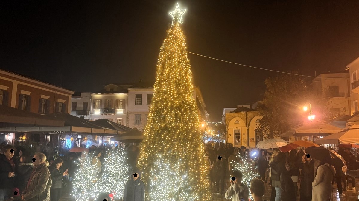 Το Ναύπλιο άναψε το Χριστουγεννιάτικο δέντρο του