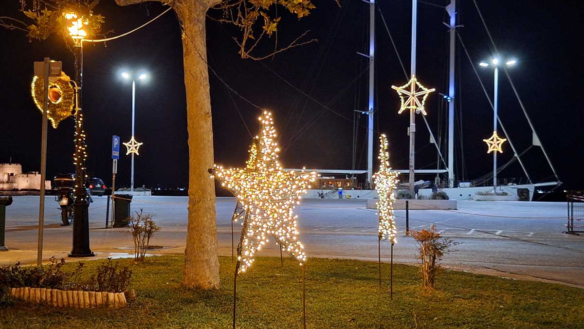 Λιτός Χριστουγεννιάτικος στολισμός στο Ναύπλιο: Μόνο σε κεντρικά σημεία