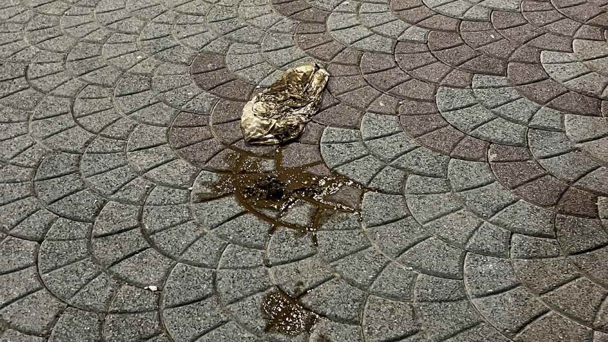 Πουλλακίδα: Σακούλα με ακαθαρσίες έξω από τα γραφεία του Μορφωτικού Συλλόγου