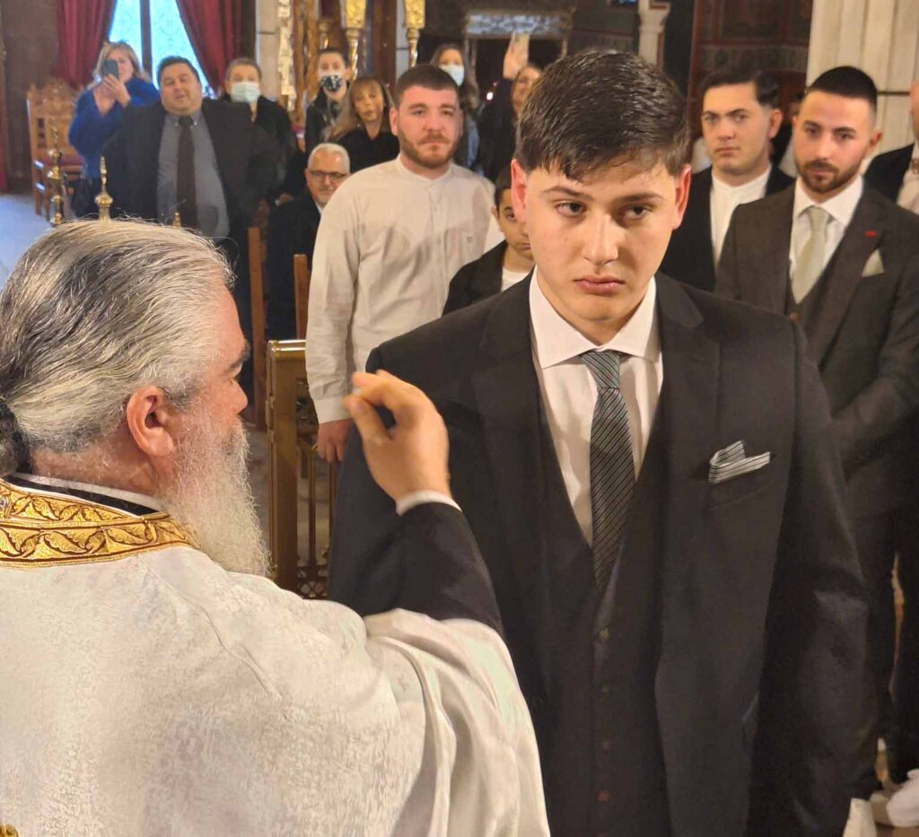 Βάπτιση 20χρονου με 24 νονούς Ευαγγελίστρια Ναυπλίου (11)