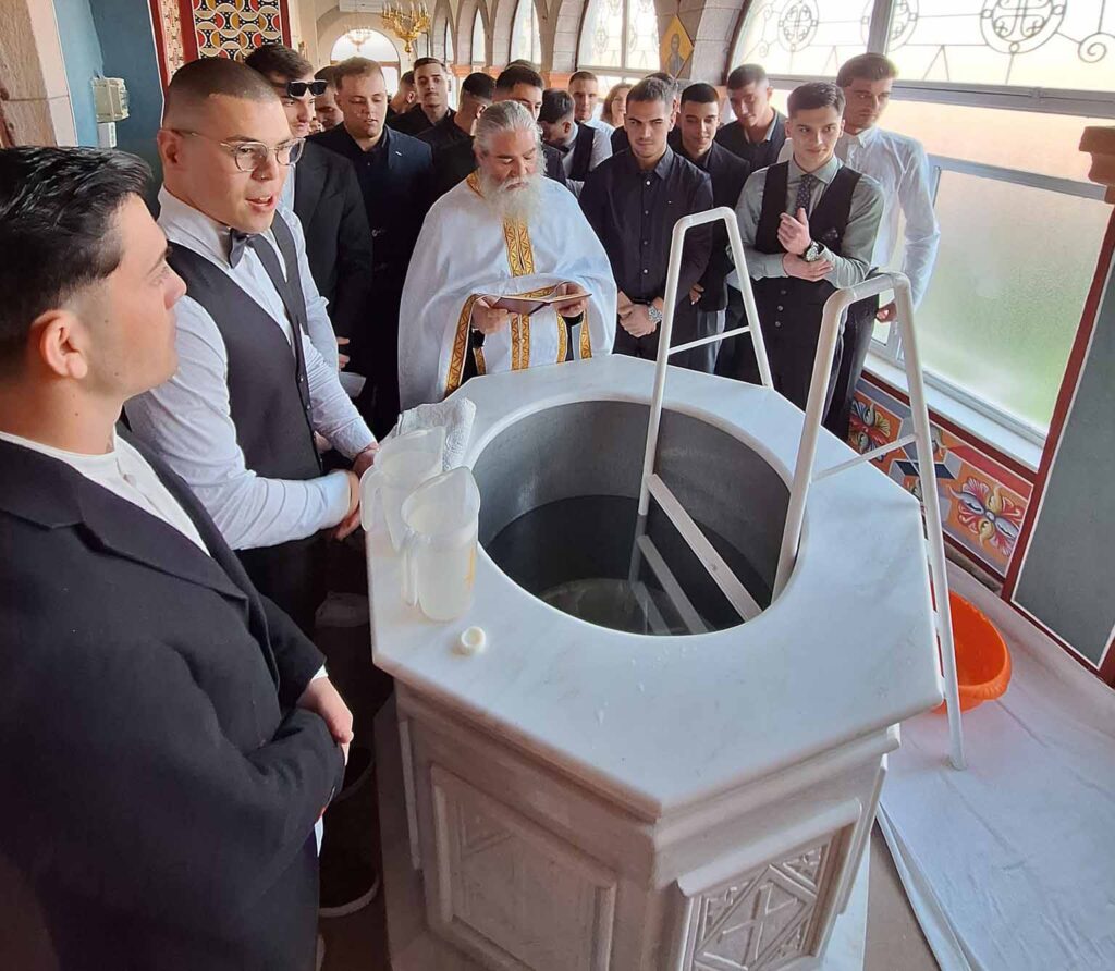 Βάπτιση 20χρονου με 24 νονούς Ευαγγελίστρια Ναυπλίου (4)