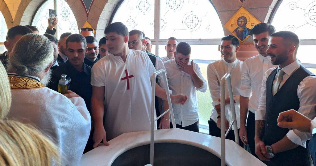 Βάπτιση 20χρονου με 24 νονούς Ευαγγελίστρια Ναυπλίου (5)
