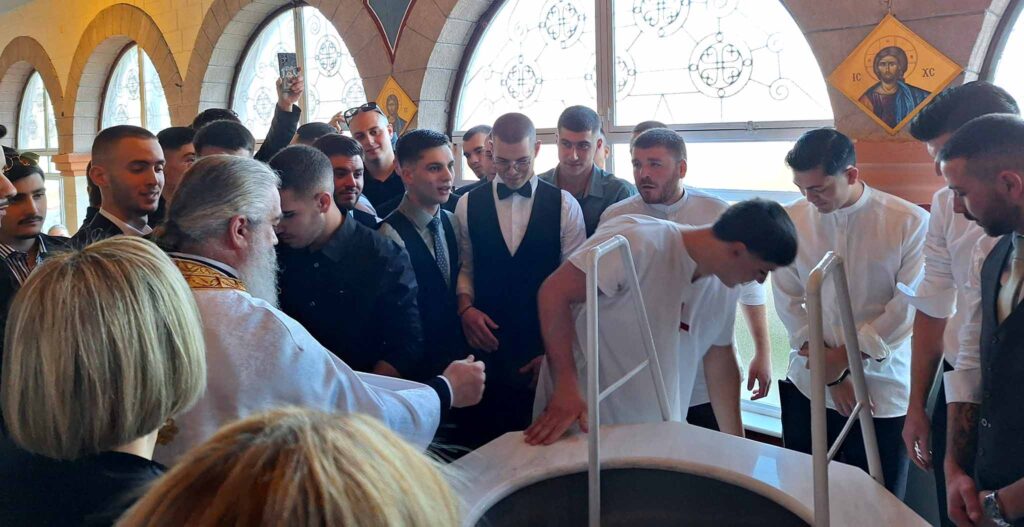 Βάπτιση 20χρονου με 24 νονούς Ευαγγελίστρια Ναυπλίου (6)