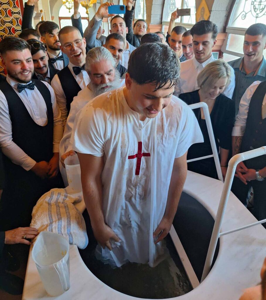 Βάπτιση 20χρονου με 24 νονούς Ευαγγελίστρια Ναυπλίου (9)