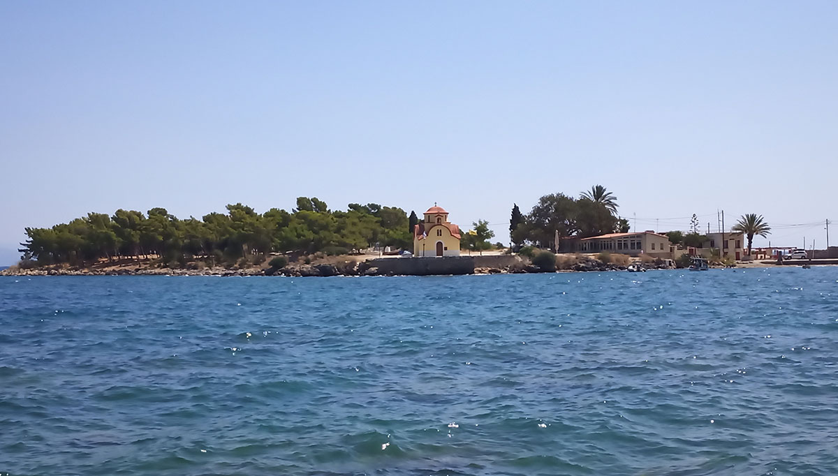 Το πευκόφυτο νησάκι της Πελοποννήσου που πας με τα πόδια