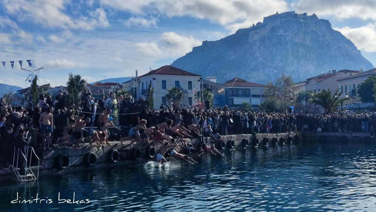 Ναύπλιο: Μάχη με τη θάλασσα για να πιάσουν τον σταυρό, την ώρα που σφύριζαν τα πλοία
