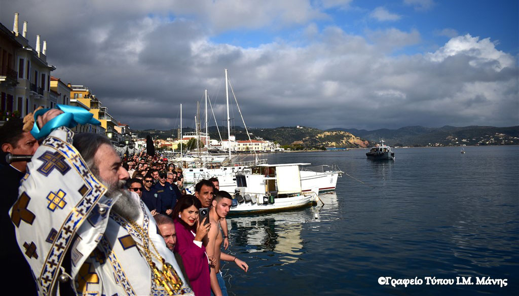 Οι Μανιάτες τίμησαν τα Θεοφάνια – Ποιος έπιασε τον σταυρό στο Γύθειο