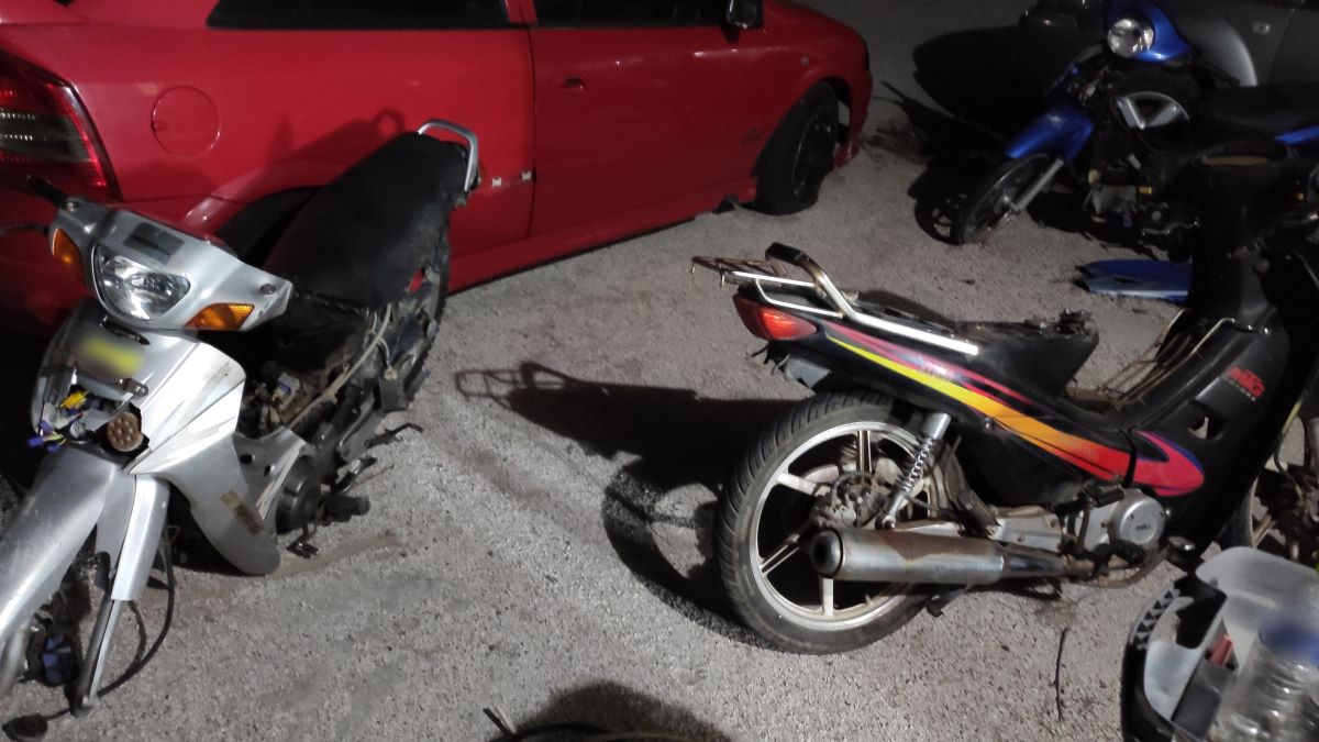 Δεν είχαν αφήσει μοτοποδήλατο και μοτοσυκλέτα στο Λουτράκι – Συνελήφθησαν 3 άτομα