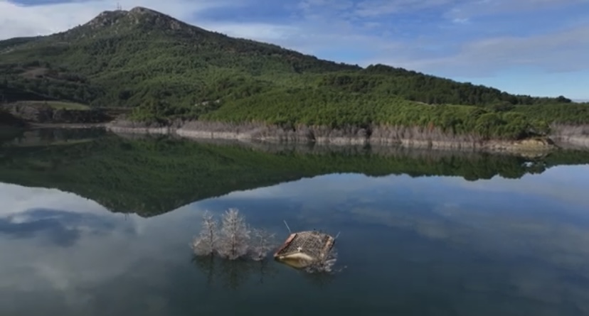 Η νεότατη τεχνητή λίμνη της Πελοποννήσου με το βυθιζόμενο εκκλησάκι