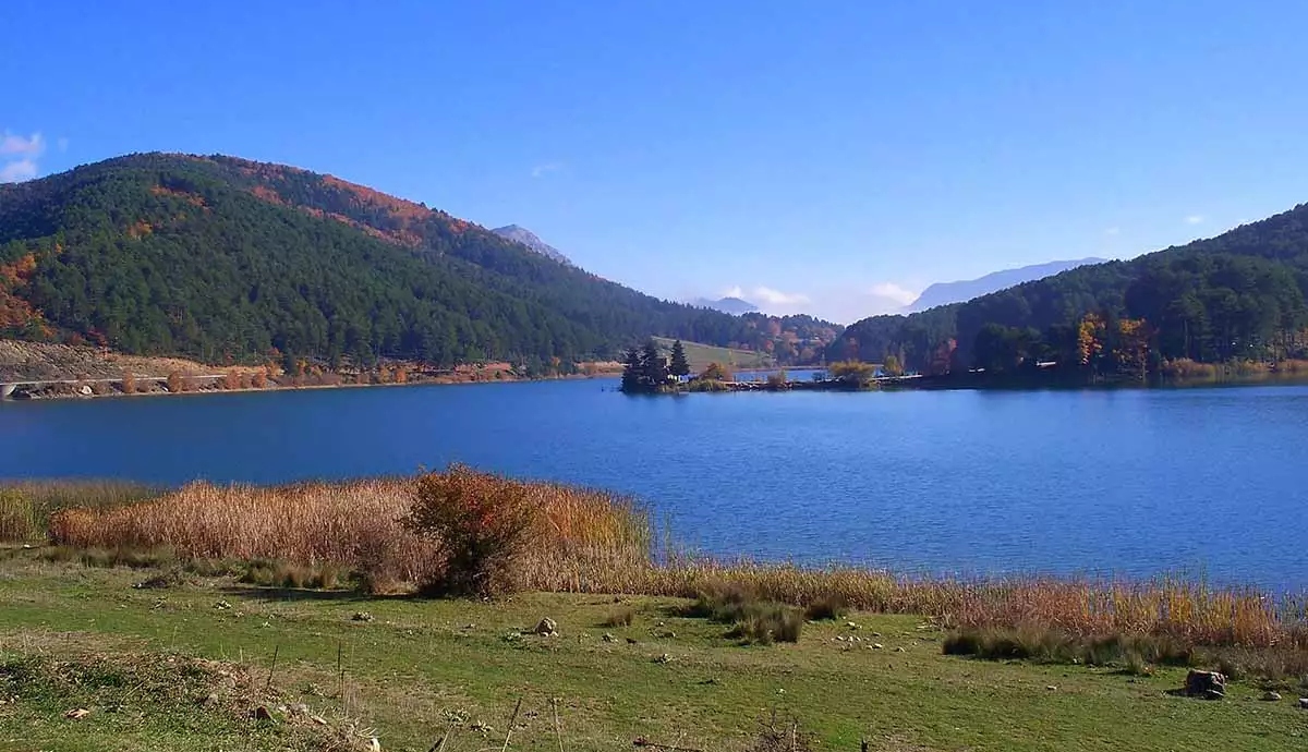 Φενεός: Εξερευνώντας την «Κορινθιακή Ελβετία» και την παραδεισένια λίμνη Δόξα