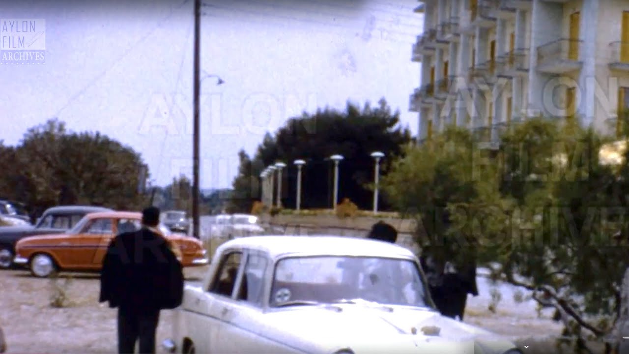 Στο Ξυλόκαστρο το 1966: Βόλτα στην παραλιακή και καφεδάκι με θέα τη θάλασσα