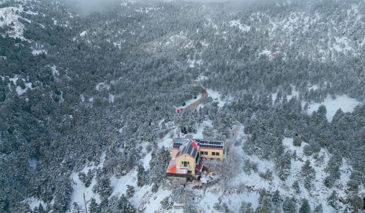Τοπίο μαγικό στο χιονισμένο καταφύγιο Μπάφι – Όαση φιλοξενίας στην καρδιά της Πάρνηθας (Βίντεο)